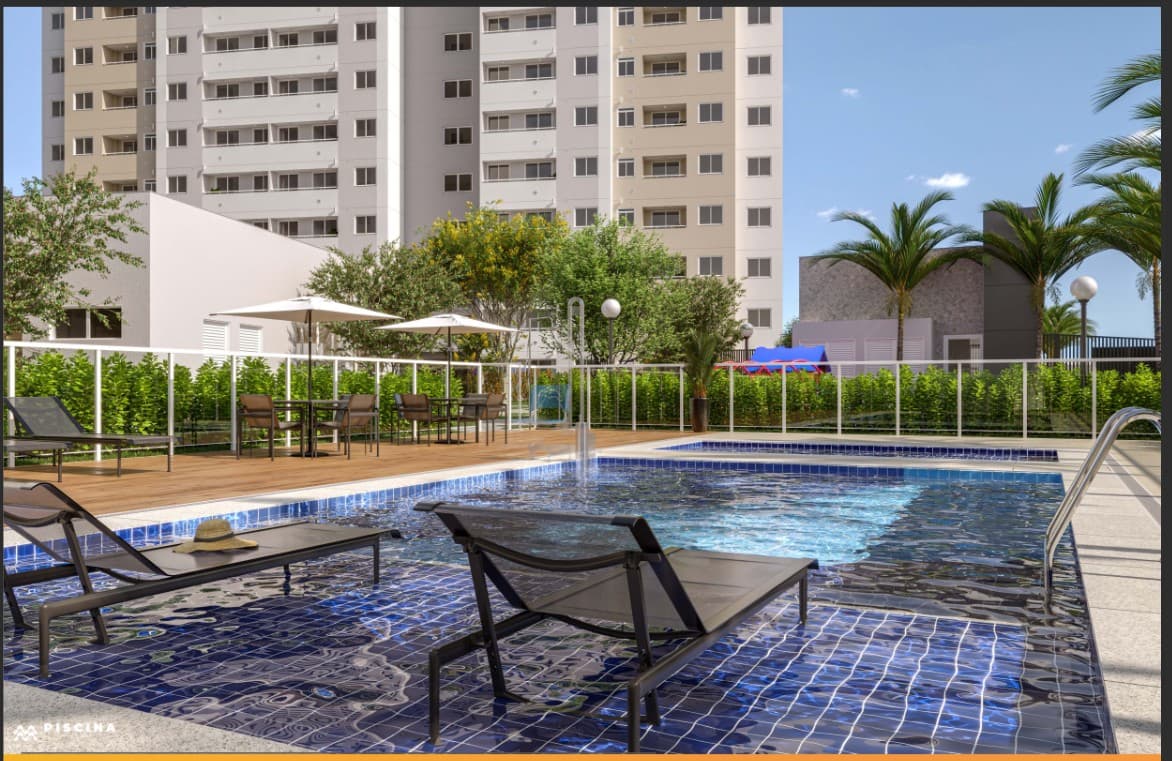 Piscina com espreguiçadeiras, deck de madeira e área verde ao fundo