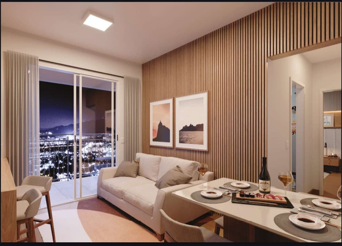 Sala de estar e jantar integrada com painel ripado de madeira, sofá, mesa de jantar e acesso à varanda.