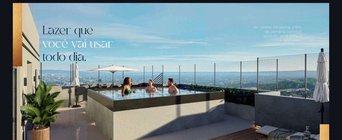 Piscina localizada em área externa elevada com vista panorâmica e espreguiçadeiras.